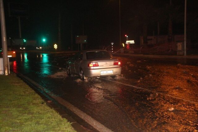 buyuk_su20kacagi20tespiti11 - Enermak Enerji Bodrum ’da Su Borusu Patladı, Ortalık Savaş Alanına Döndü !