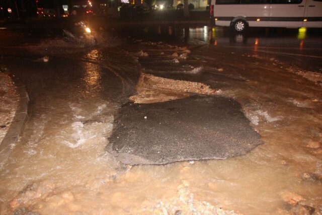 buyuk_su20kacagi20tespiti41 - Enermak Enerji Bodrum ’da Su Borusu Patladı, Ortalık Savaş Alanına Döndü !